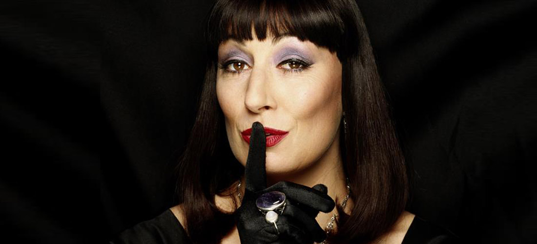 ¡Feliz cumpleaños a Anjelica Huston!