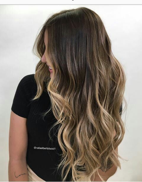 bronde cabello de lado