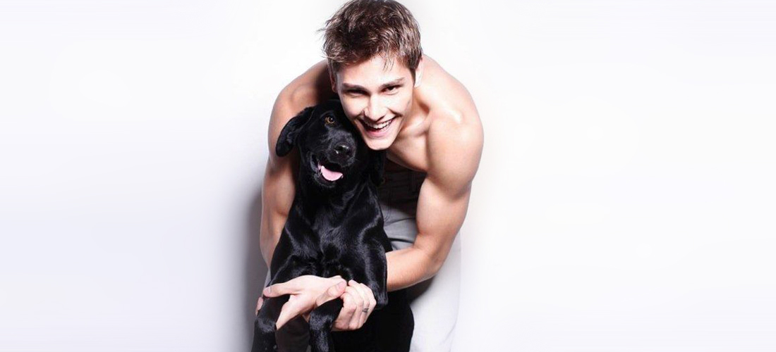 10 hombres guapos con sus perros que te harán suspirar