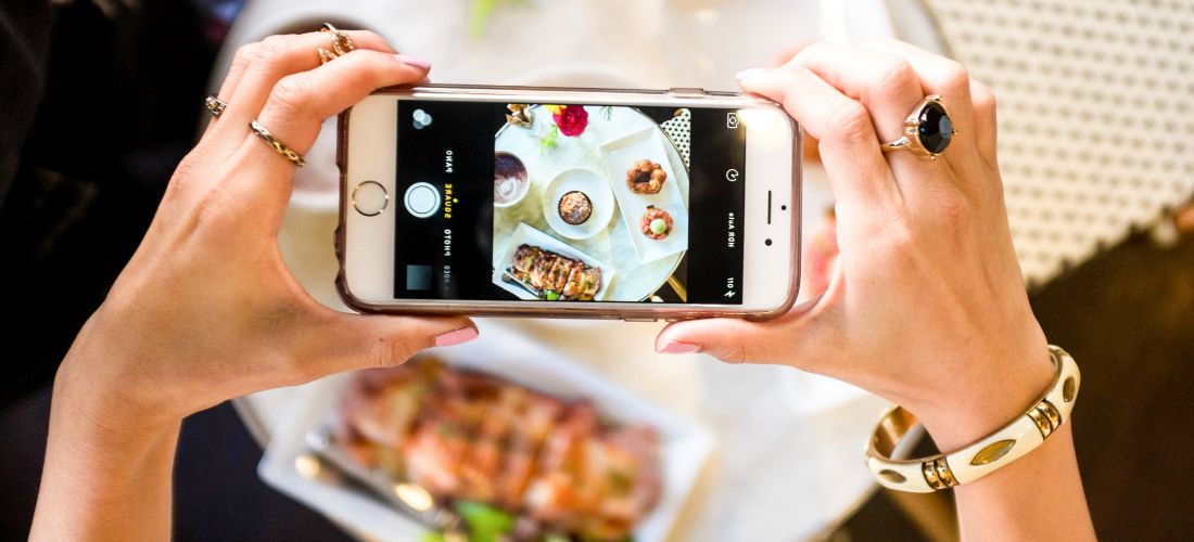 ¿Por qué la gente no para de tomarle fotos a su comida?