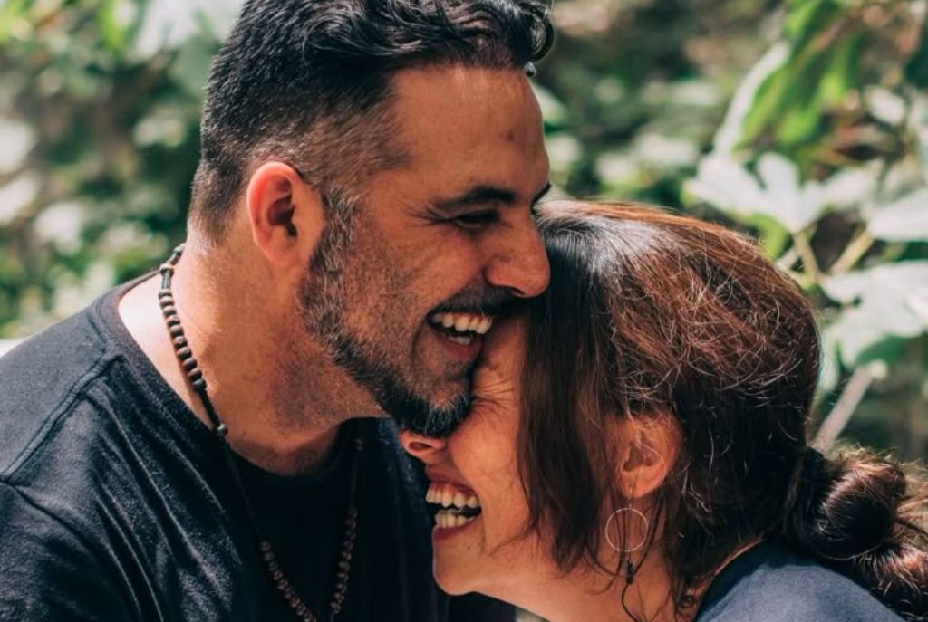 Hombre admirado por su pareja por el sentido del humor