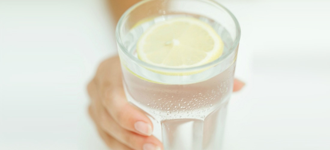 ¿Para qué sirve el agua tibia con limón?