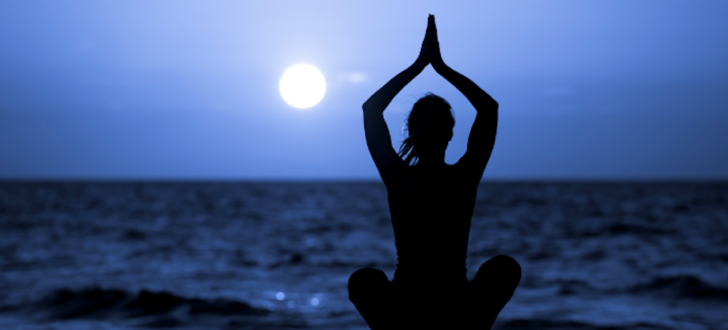 Saludo a la Luna: Yoga para contactar con tu lado femenino