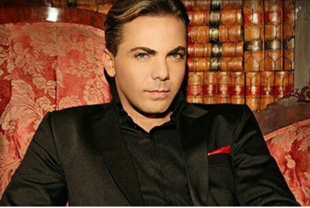 Cristian Castro cantándole al amor y desamor