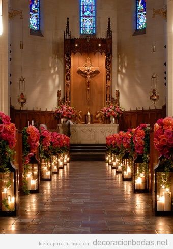 decoracion-iglesia-boda-ceremonia-rosas-rojas-velas