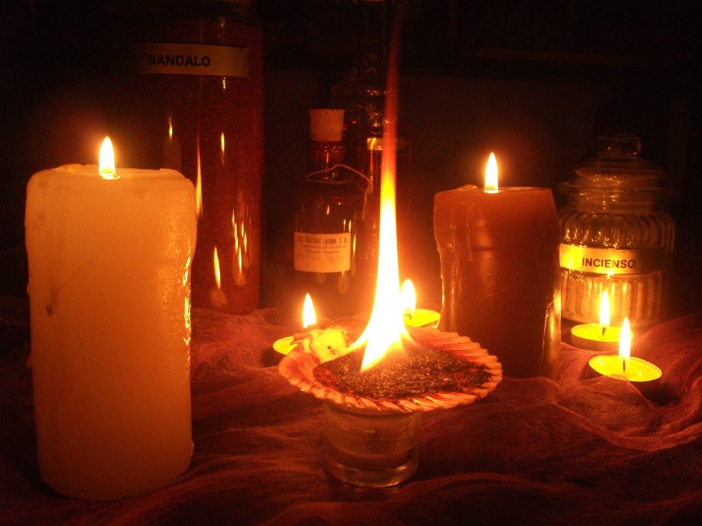 Varilla de incienso encendida en un altar de Día de Muertos