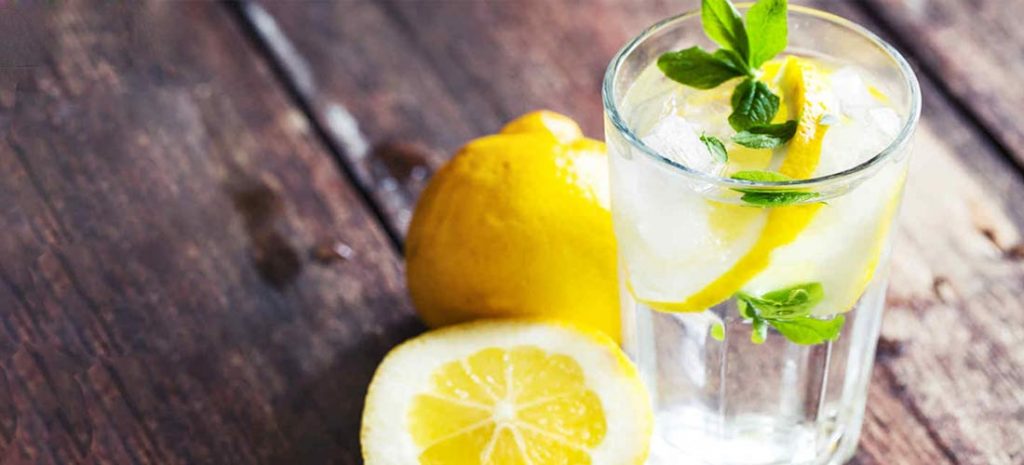 12 increíbles beneficios del agua de limón