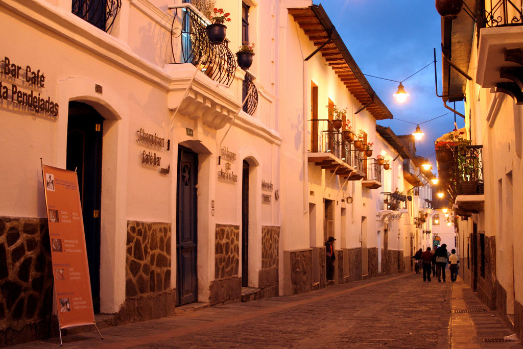 Que-hacer-en-Quito-vida-nocturna-en-calle-La-Ronda