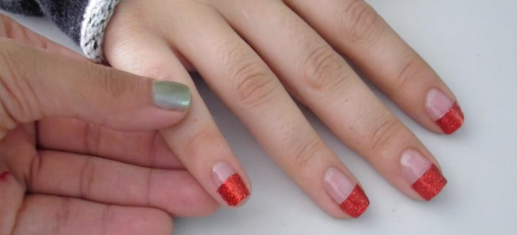 Diseño súper fácil para tus uñas esta Navidad