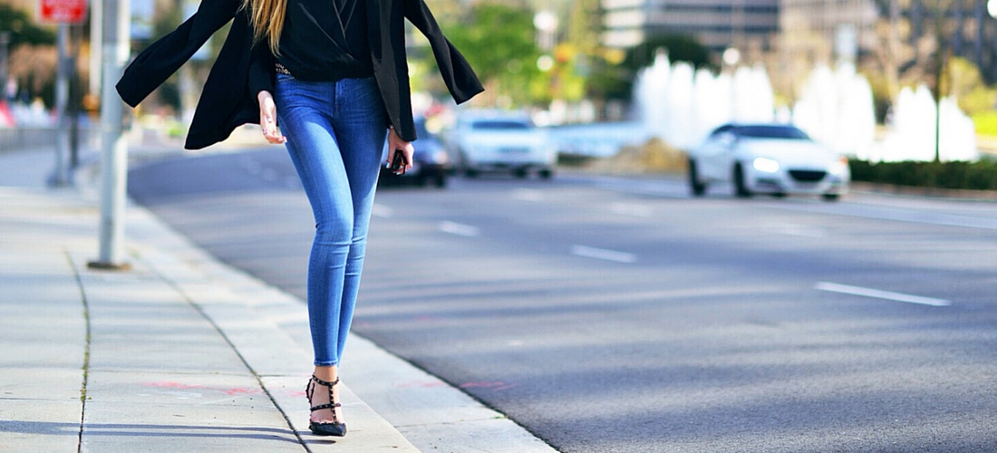5 reglas para vestir jeans en la oficina