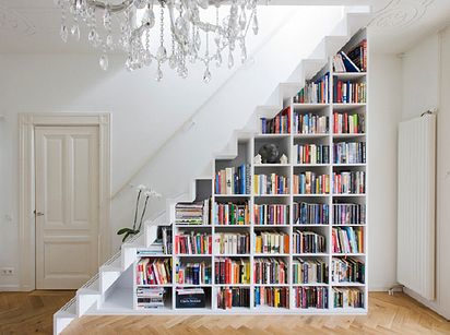 librero-bajo-la escalera