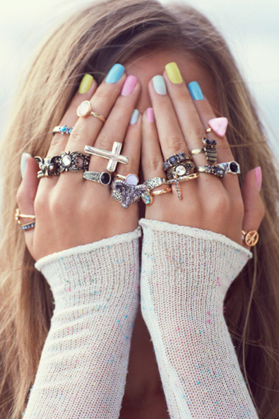 qc62p9-l-610×610-jewels-girl-casual-cool-tumblr-like-hands-rings-fashion-beautiful-nail+polish-lots-cute-girly