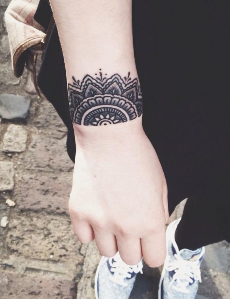 unterarmtattoofrauhandgelenkaussenarmbandmandalamotiv Mujer de 10