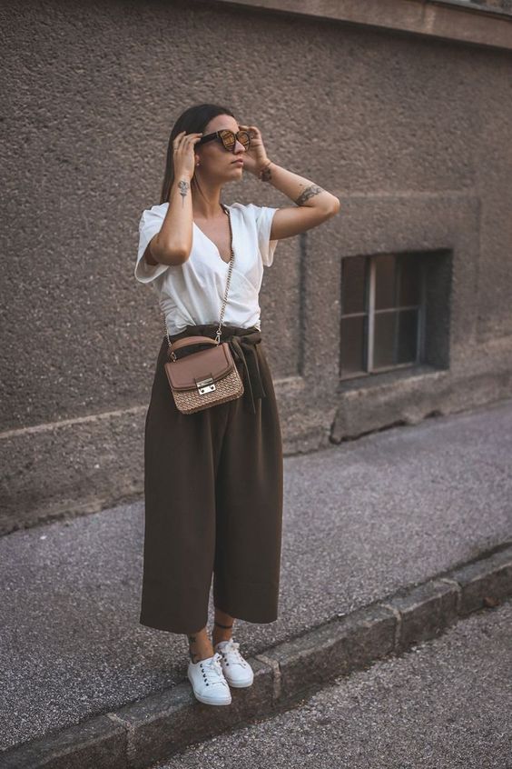 pantalones anchos verde olivo con blusa 