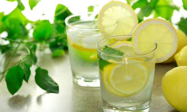 Beneficios de tomar agua de limón