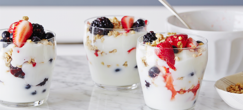 Cómo combinar frutas y yogurt