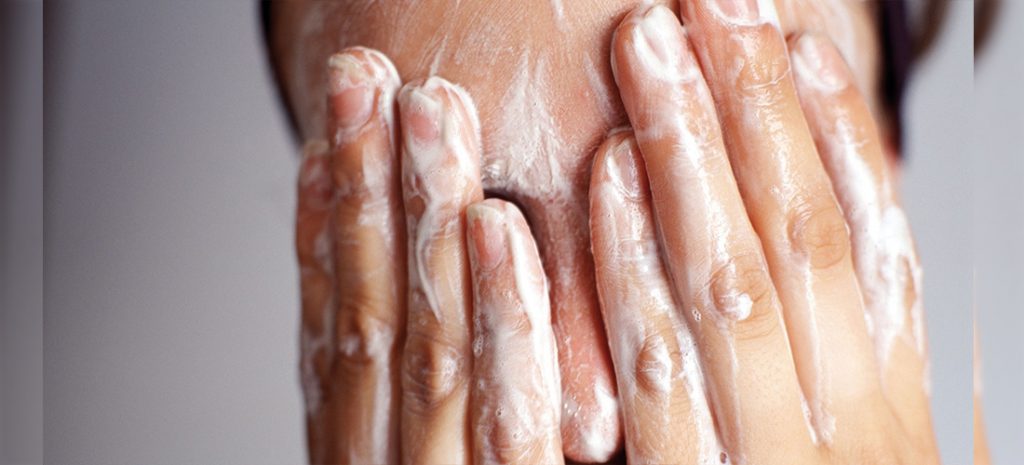 7 errores que cometes al bañarte que te pueden causar acné
