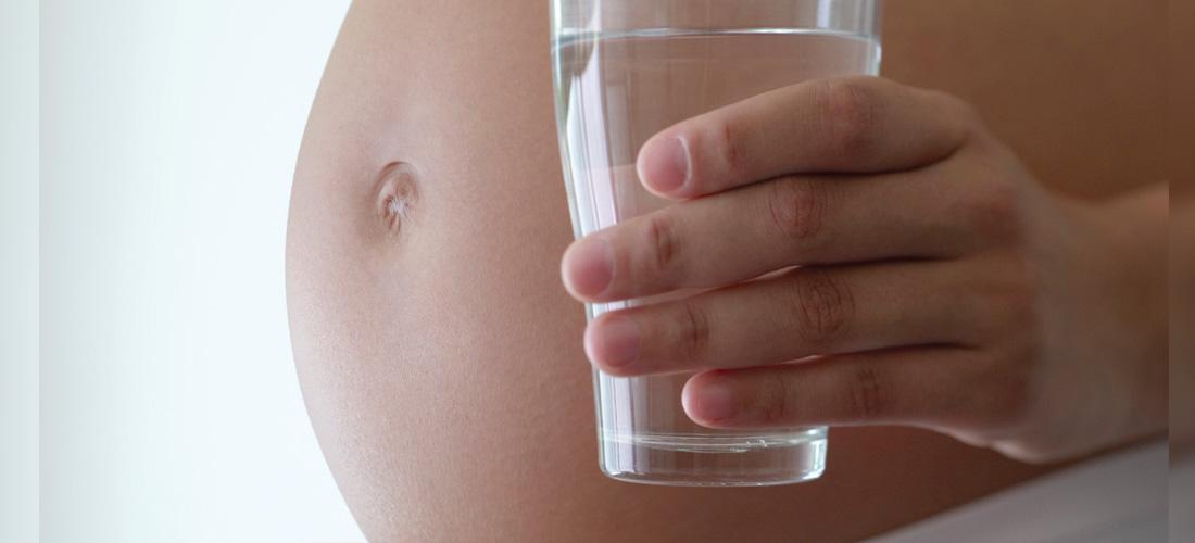 Beneficios de tomar agua simple durante el embarazo