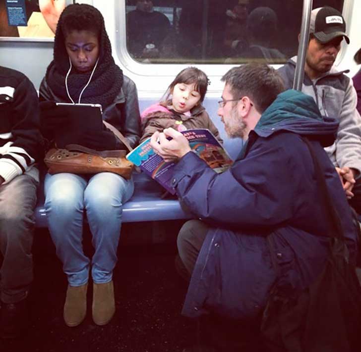 papa-e-hija-en-el-metro