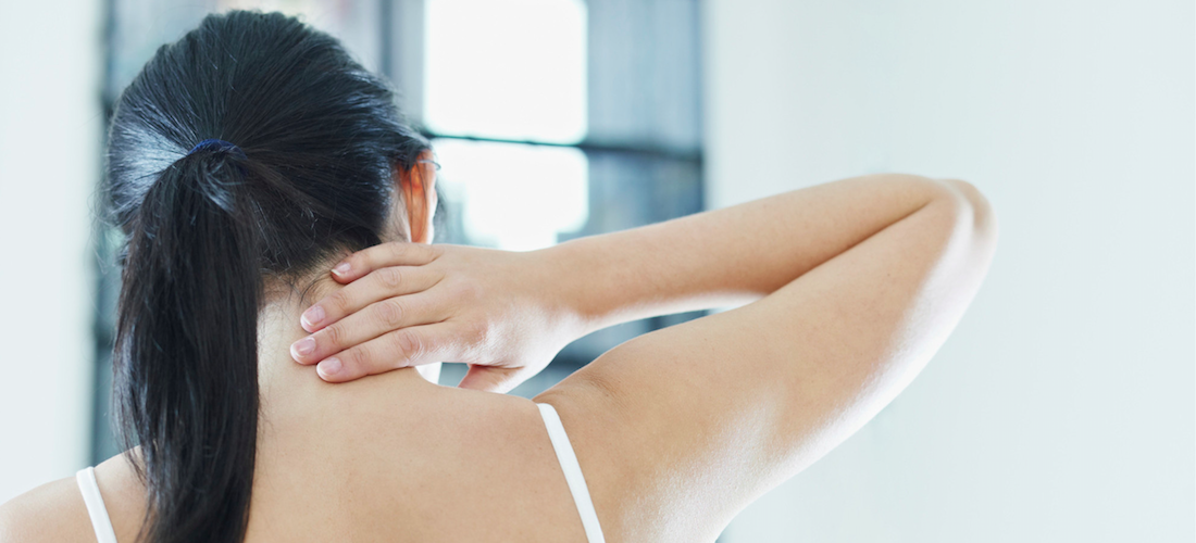 Ejercicios para eliminar la tensión de cuello y hombros que puedes hacer donde sea