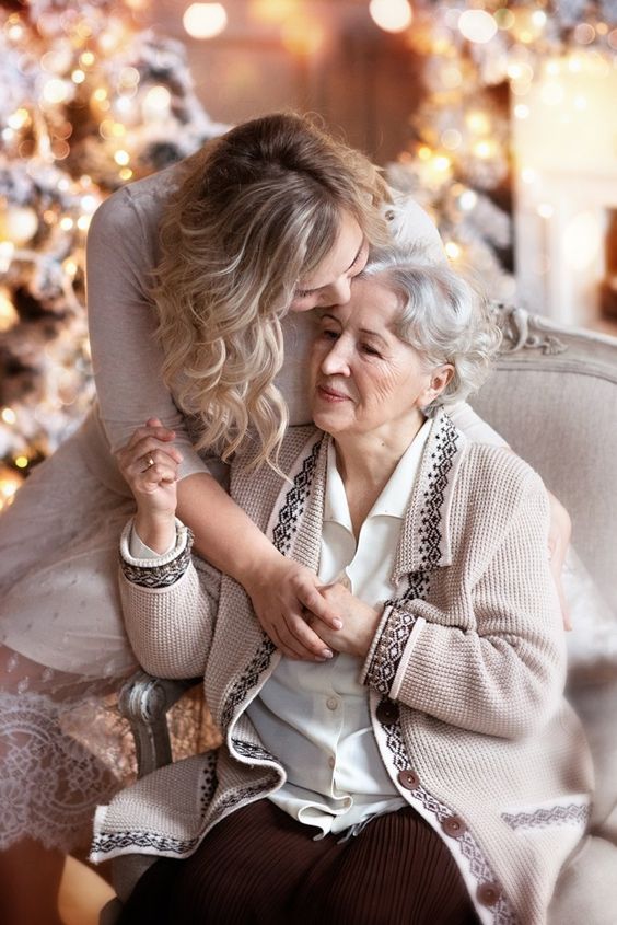 hija cuidando a su mamá Hija cuidando a su mamá
