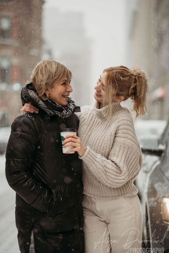 Mamá e hija compartiendo un cafe juntas Hija pasando un momento con su mamá