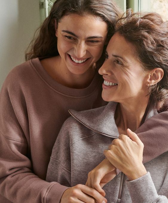 Mamá e hija escuchando Mama e hija compartiendo un momento juntas