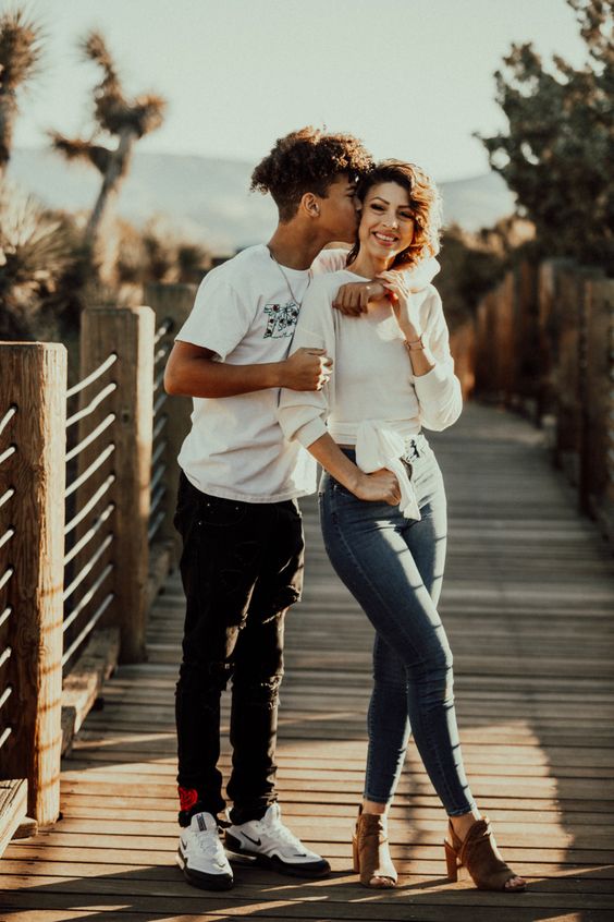 amor de mamá e hijo con paciencia Mama e hijo posando foto