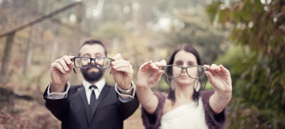La novia con lentes en la boda