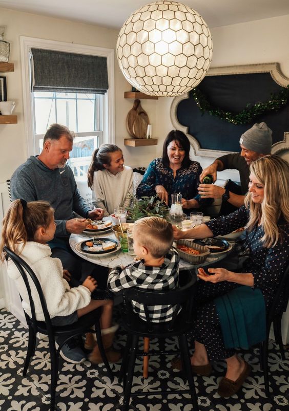 Hijos visitan a su familia familia conviviendo
