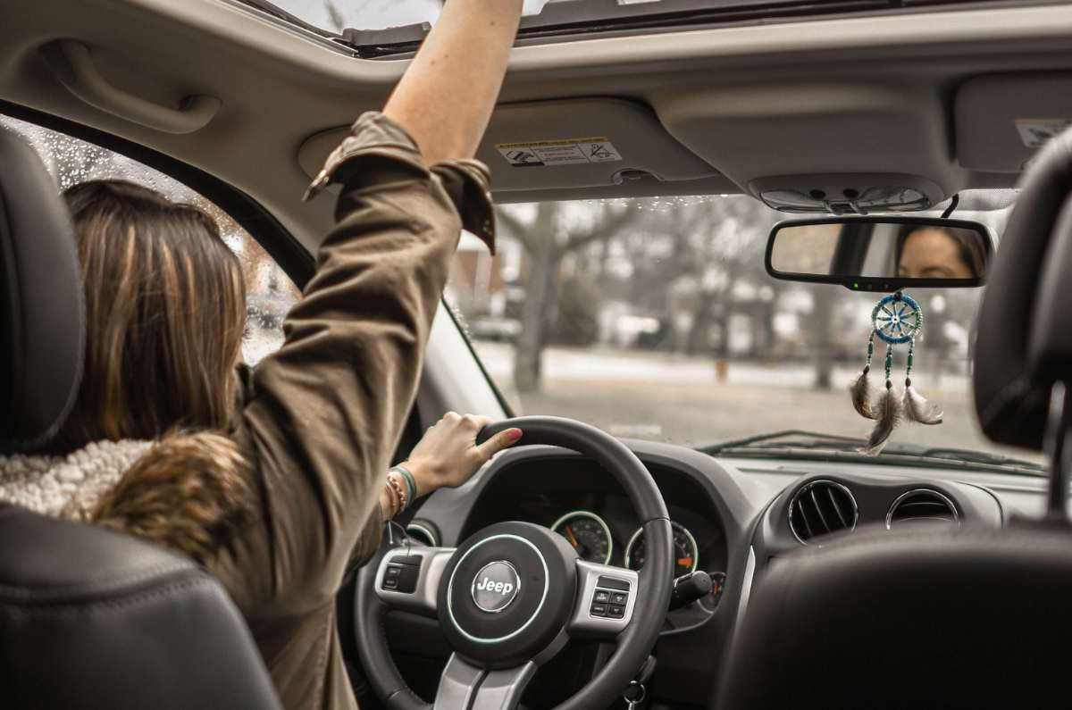 10 cosas que toda mujer necesita tener en su auto