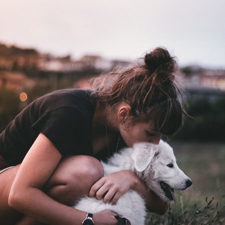 mujer abrazando perro