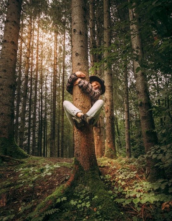 Una mujer que se desconecta para conectar con ella misma es una mujer exitosa Mujer abrazando un arbol