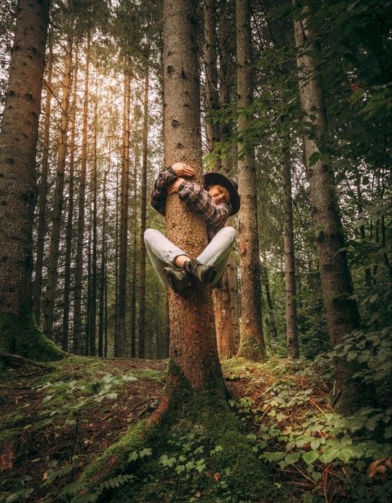 Mujer abrazando un arbol 