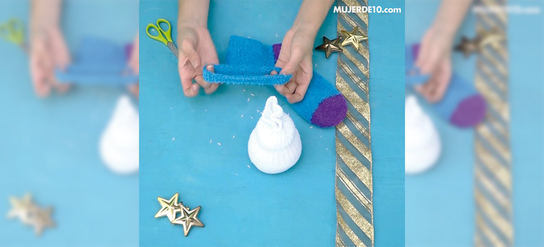 Hermosos muñecos de nieve reciclando calcetines