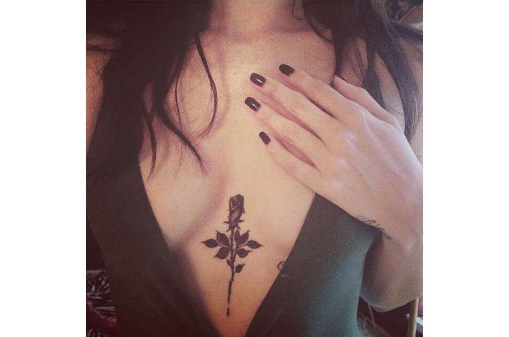 Tatuaje de cruz en el pecho