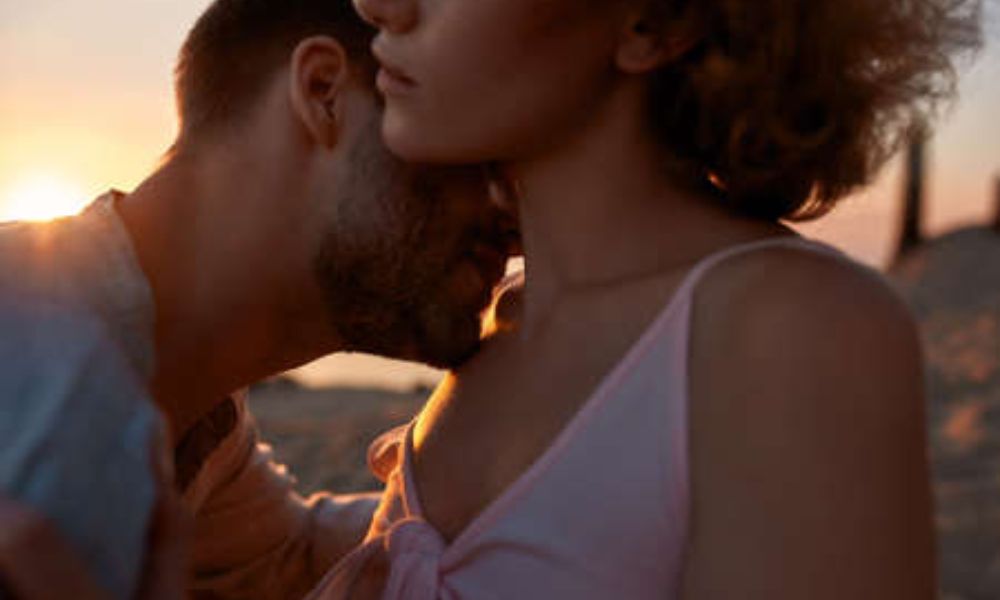 Beso en la clavícula