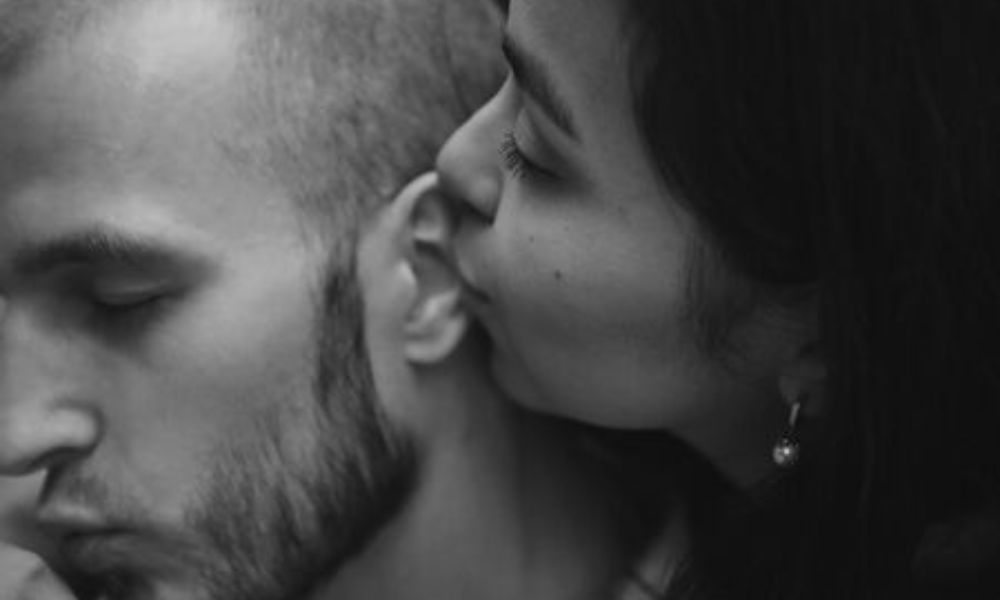 Significado de los besos en la oreja