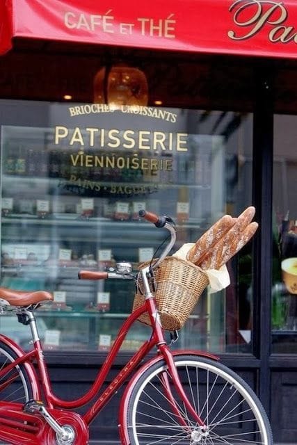 bicicleta afuera de panadería