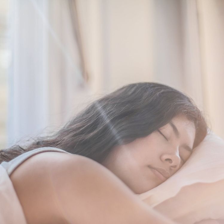 mujer durmiendo boca abajo