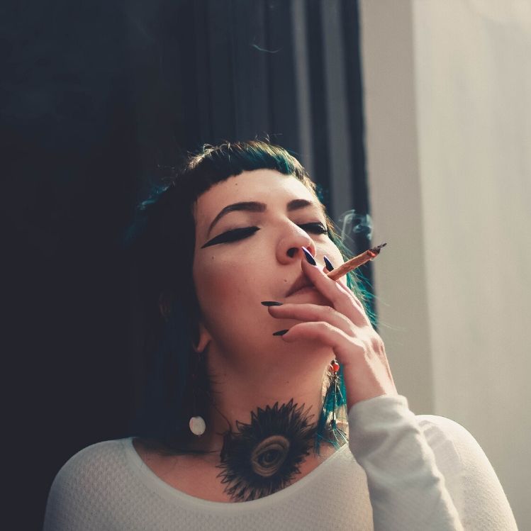 mujer fumando salud senos