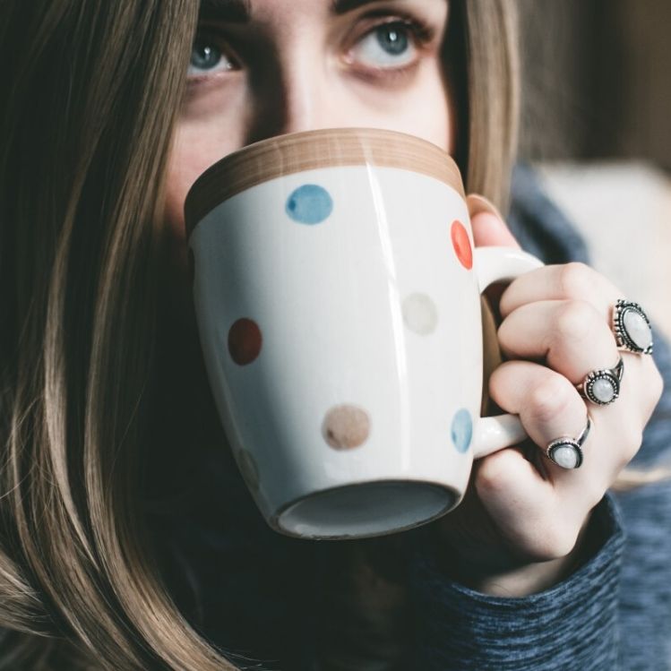 mujer tomando café