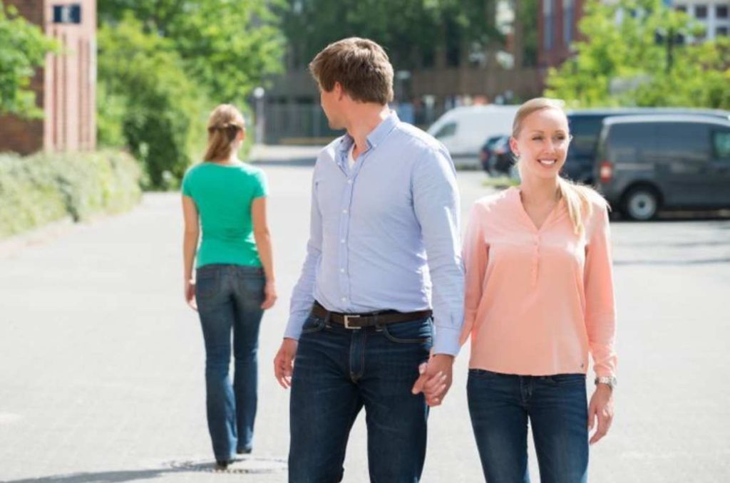 Amor y pareja: Qué acciones hacen sentir celos en mujeres