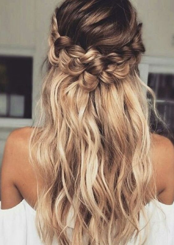 Corona de trenza con cabello suelto