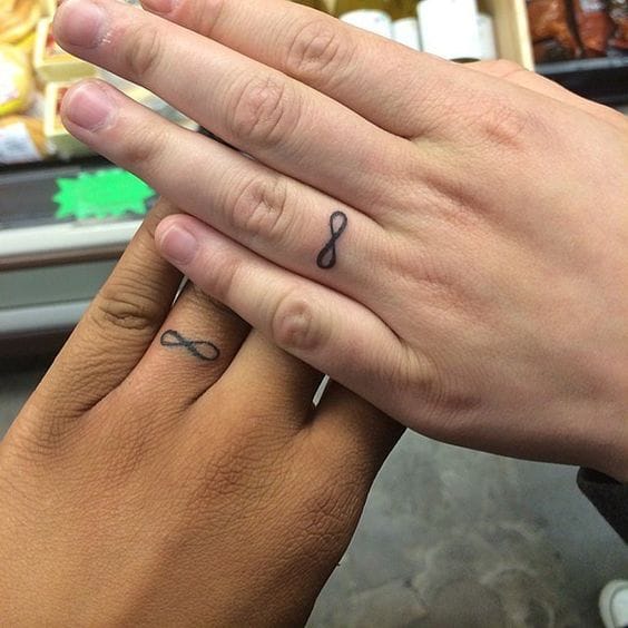 tatuajes de anillos de compromiso infinito