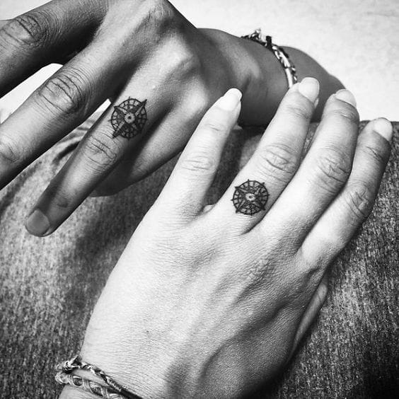 tatuajes de anillos de compromiso brujulas