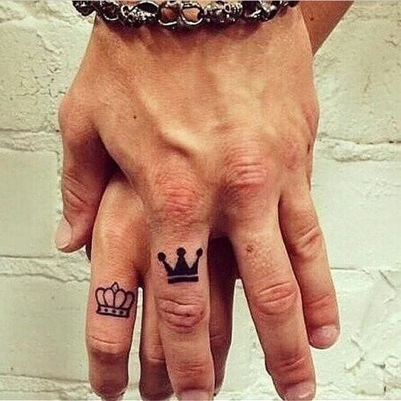 tatuajes de anillos de compromiso coronas