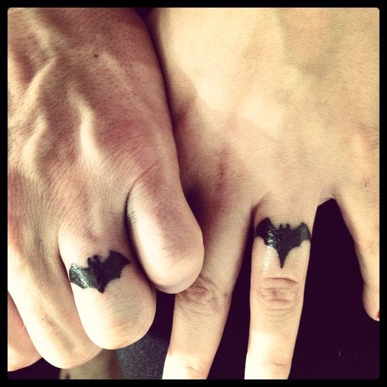 tatuajes de anillos de compromiso batman