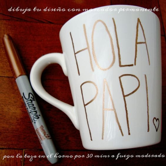 taza decorada con plumones