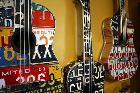 Decoracion-con-matriculas-de-coche-guitarras